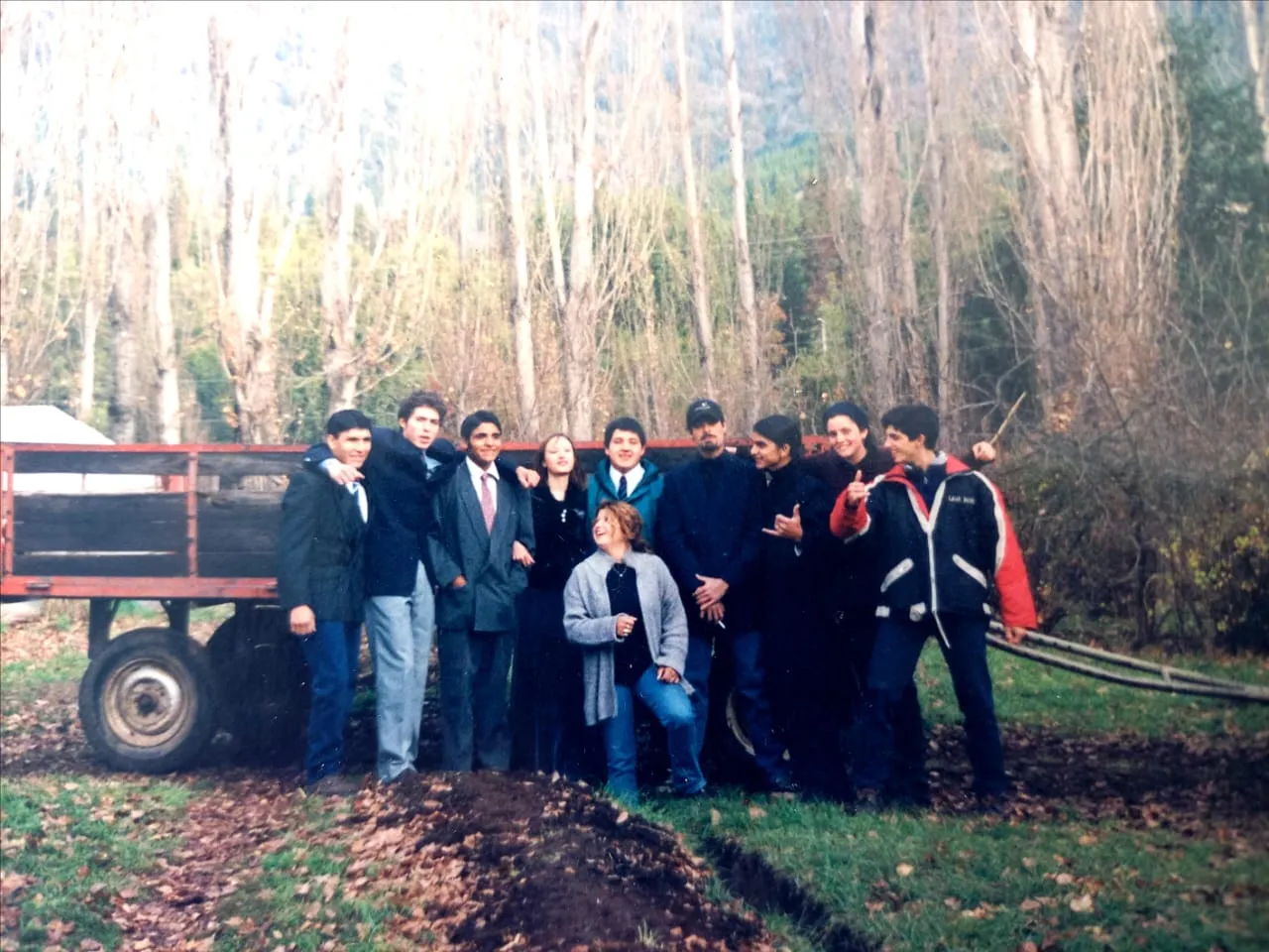 Estudiantes posando en un tractor